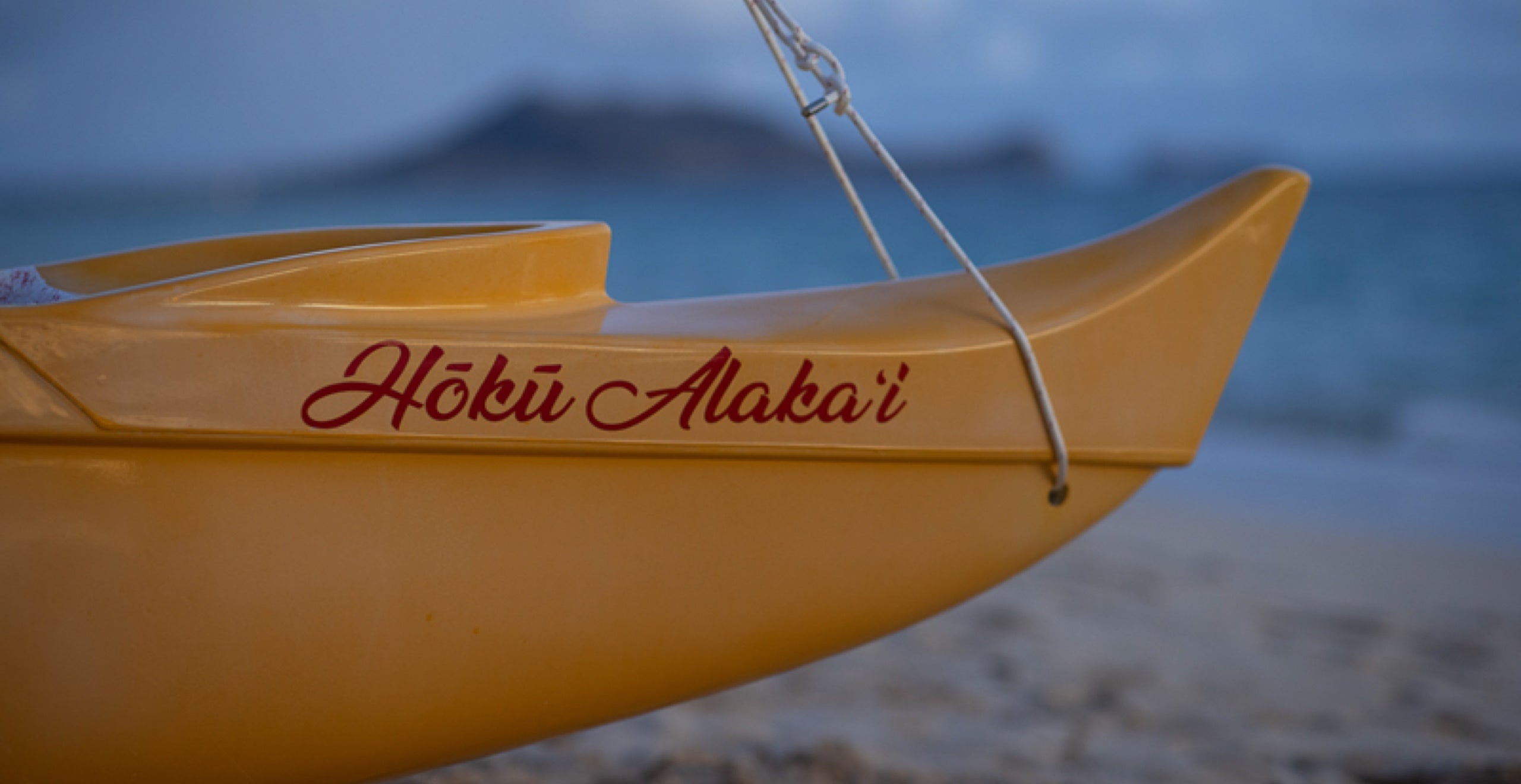 Die Namen von Hopena Pokipalas Boot und dem berühmten Kanu Hōkūleʻa enthalten beide das hawaiianische Wort „hōkū“, das „Stern“ bedeutet und auf die jahrhundertelange Praxis der Navigation nach den Sternen hinweist, die der polynesischen Seefahrttradition zugrunde lag.