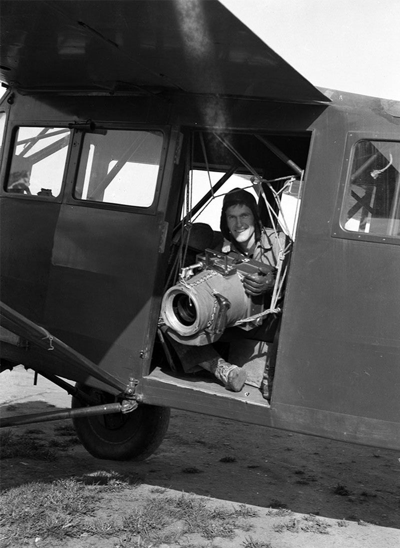 Bradford Washburn mit seiner Fairchild K-6-Kamera in Valdez, Alaska (1937) 