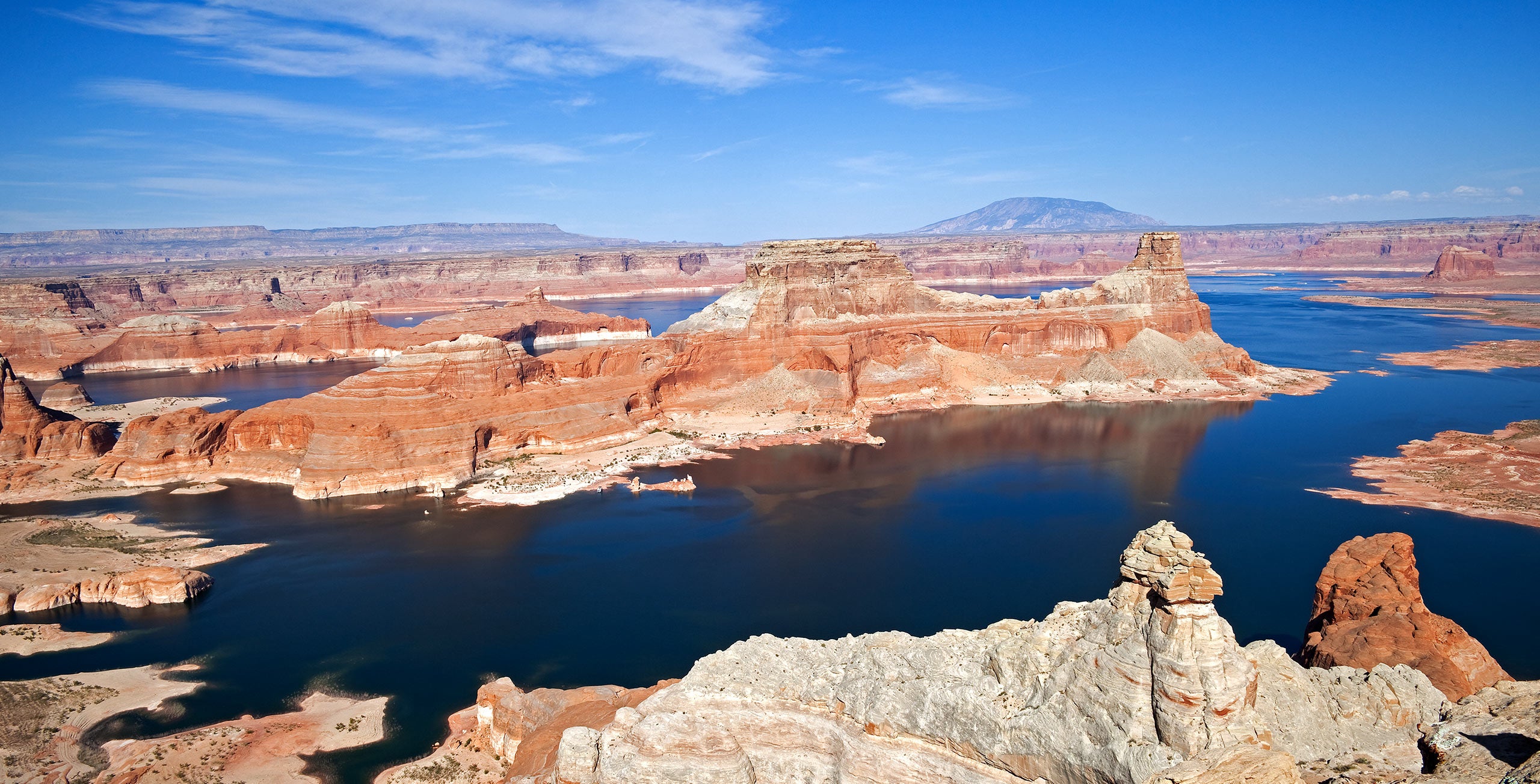 <span lang="DE">Der Park umfasst 593 Quadratkilometer und beherbergt auch den Lake Powell, der 1966 durch die Staumauer Glen Canyon Dam entstand.</span>