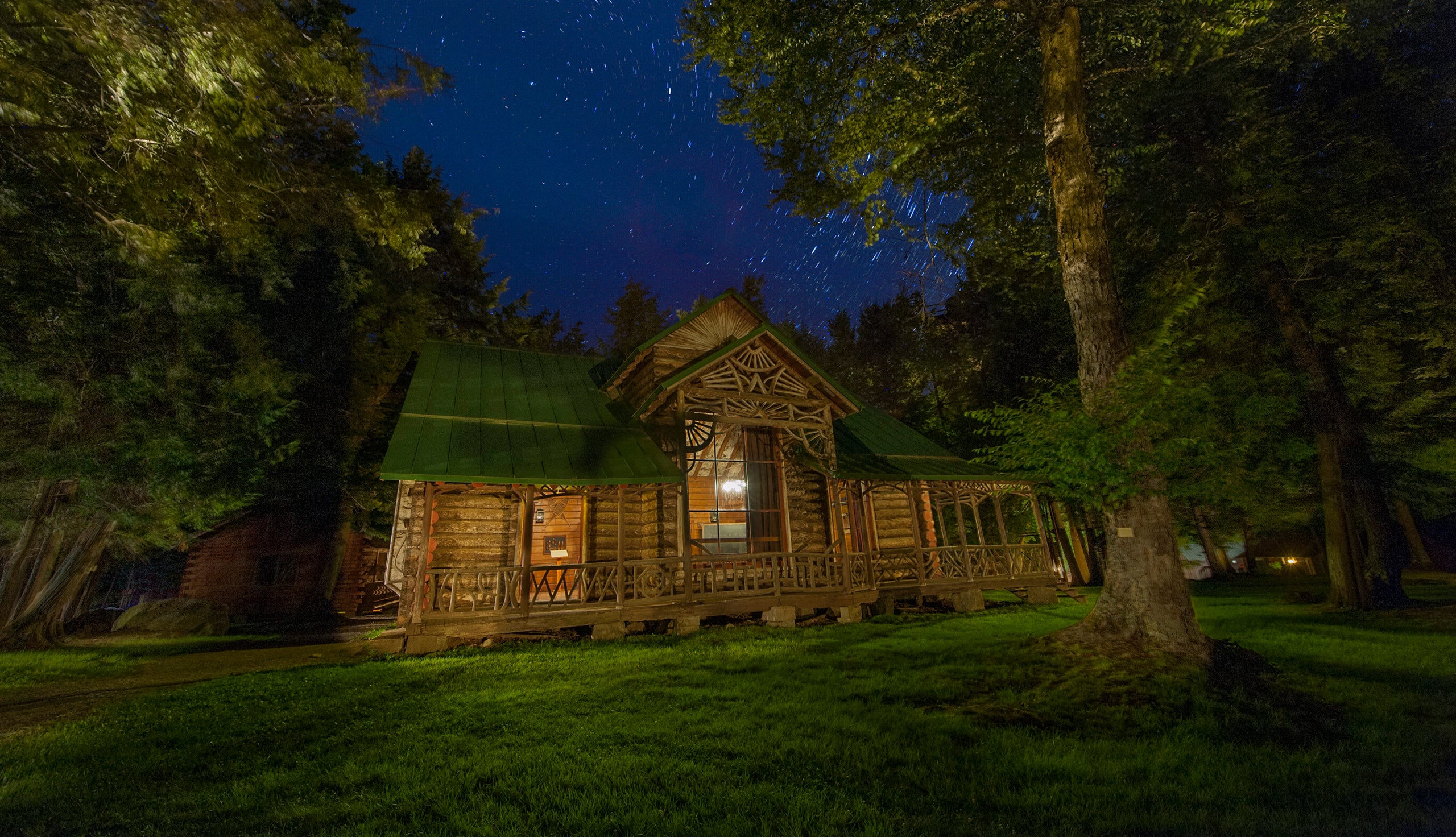 Das Great Camp Pine Knote, hier in einer Nachtansicht, wurde zum beständigsten Vermächtnis von William West Durant