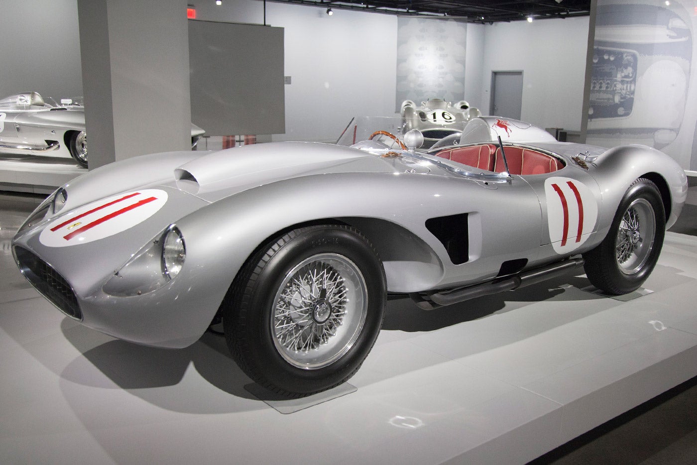 <strong>Ferrari 625/250 Testa Rossa, Bauj., 1957</strong>: Dieser Ferrari mit einer Le Mans 4-Zylinder-Maschine und einer H&#xF6;chstgeschwindigkeit von fast 275 km/h soll mehr als 50 Rennen gewonnen haben, plus zahlreiche Preise bei Ausstellungen.