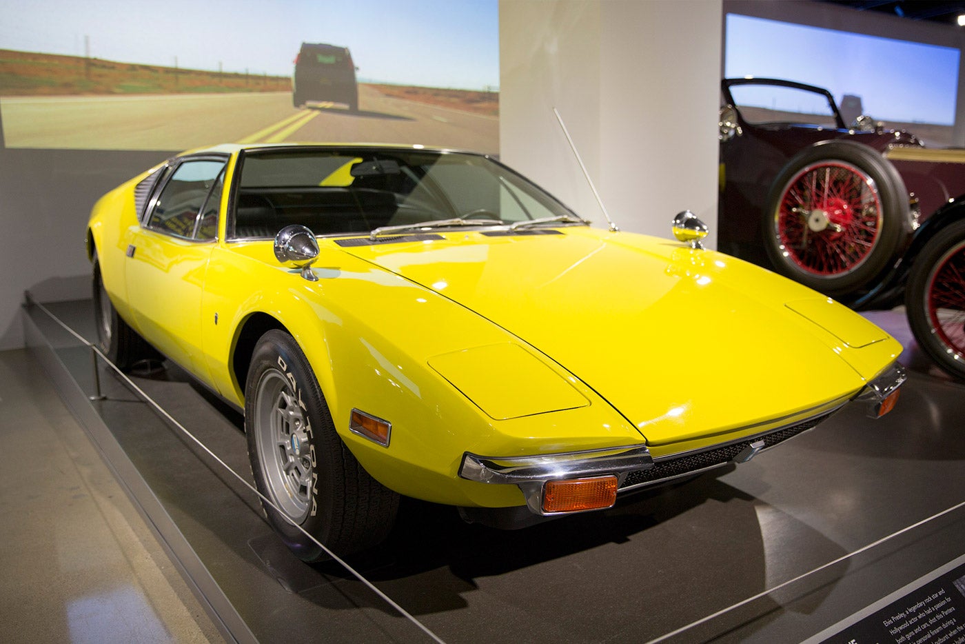 <strong>De Tomaso Pantera, Bauj. 1971</strong>: Dieser italienisch-amerikanische Exotiker geh&#xF6;rte Elvis Presley, der sich einst mal auf den Fahrersitz schmiss, um spektakul&#xE4;r und mit quietschenden Reifen davonzurasen. Es kam anders &#x2013; leider sprang der Motor nicht an und Elvis zog seinen Revolver und schoss dreimal auf den Wagen.