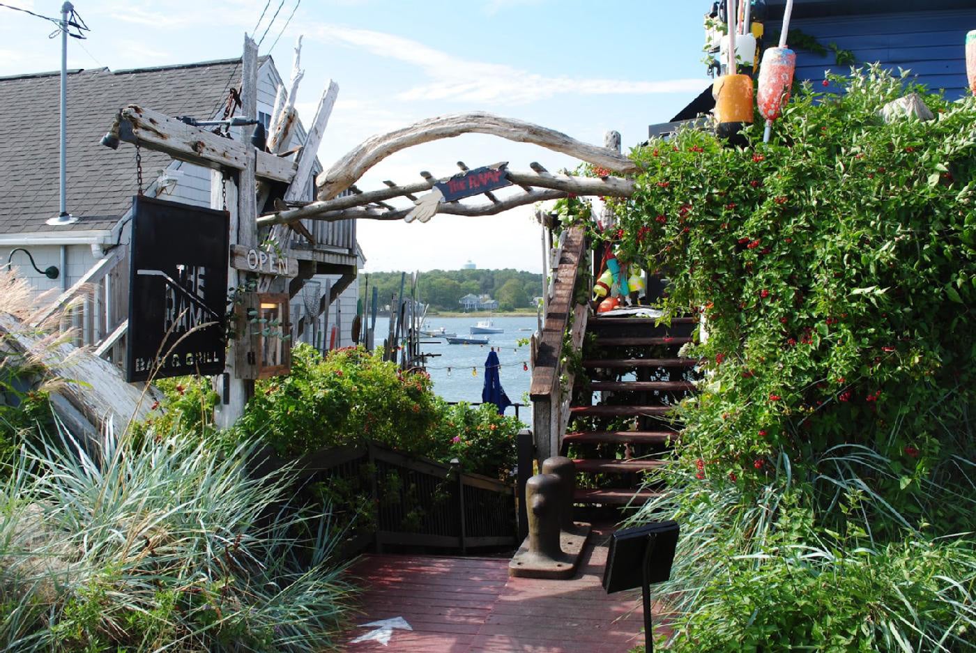                             Pier 77 Restaurant / The Ramp Bar &amp; Grill bietet einen tollen Ausblick auf Cape Porpoise Harbor, sowohl vom Speisesaal im oberen Stockwerk als auch von der Uferterrasse im Untergeschoss