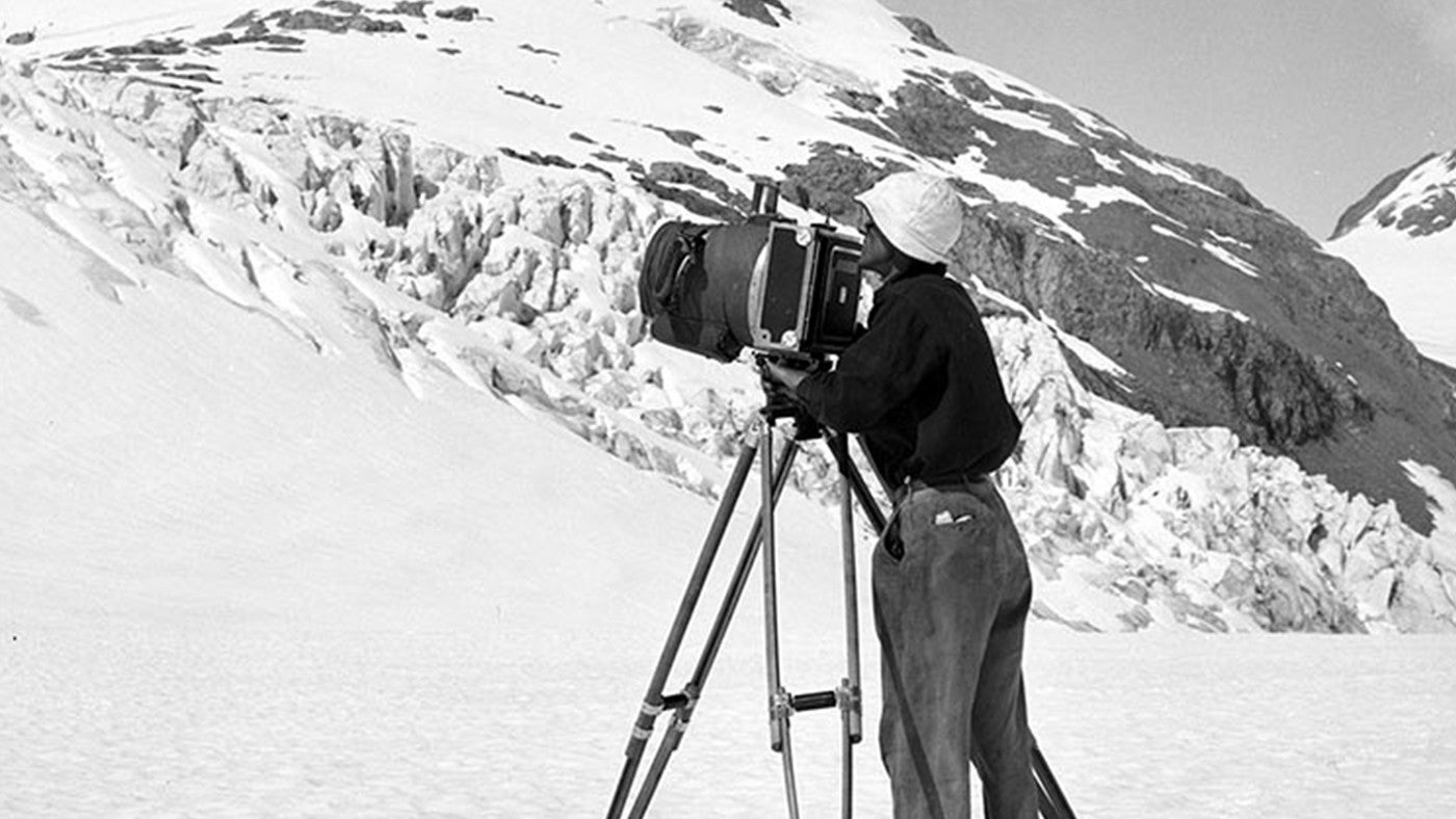 Washburn mit seiner Kamera während einer Expedition zum Mount Bertha, Alaska (1940)