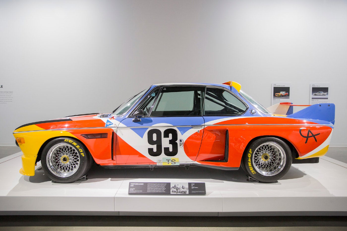 <strong>BMW-Kunstwagen</strong>: Das Museum zeigt einen BMW 3.0 CSL, Bauj. 1975, von Alexander Calder mit funkelnden Prim&#xE4;rfarben lackiert (Abbildung); und einen BMW 850 CSi, Bauj. 1995, nach einem Design von David Hockney.