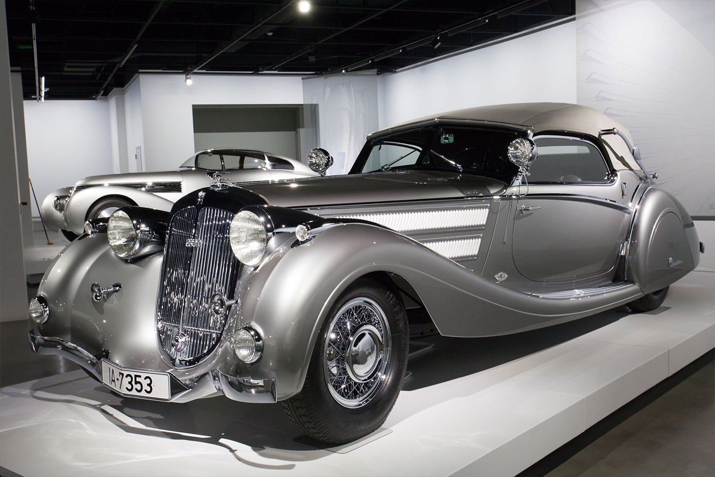 <strong>Horch Cabriolet, Bauj. 1937</strong>: Der deutsche Hersteller Horch (Vorfahr des heutigen Audi) produzierte in den 1930er Jahren mehrere Rennwagen und gewann Wettbewerbe in ganz Europa. Dieses Modell wird aktuell in der Ausstellung &#x201E;Precious Metals&#x201C; bei Petersen gezeigt.