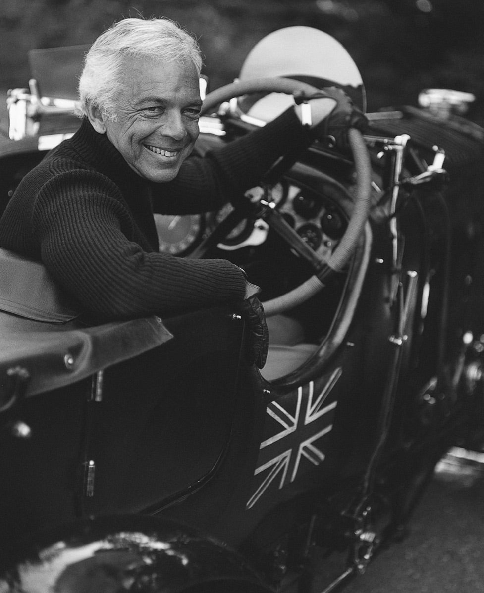 <strong>AM STEUER</strong><br/><span>Ralph Lauren und sein Bentley Blower. </span><br/>Autos, sagte er, können „so viel über einen Menschen aussagen wie seine Kleidung“. </span>