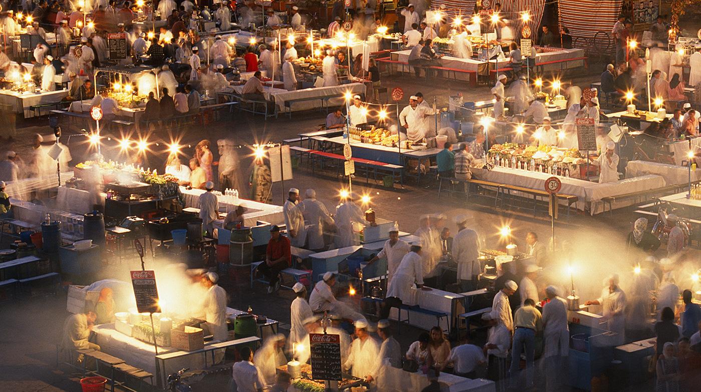  Auf dem Markt von Jemaa el-Fna mit seiner Vielzahl an Imbissst&#xE4;nden geht man am besten immer der Nase nach