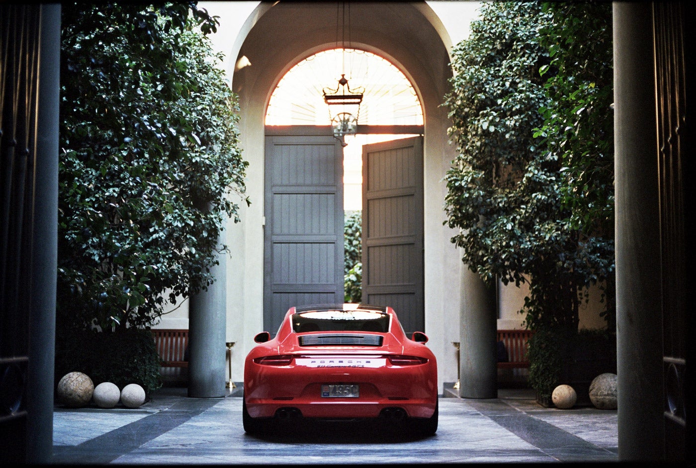                             Dieser Parkplatz ist f&#xFC;r Porsche fahrende Geigenvirtuosen reserviert: Charlie Siems orangefarbener 911 GTS, am Palazzo Ralph Lauren in Mailand