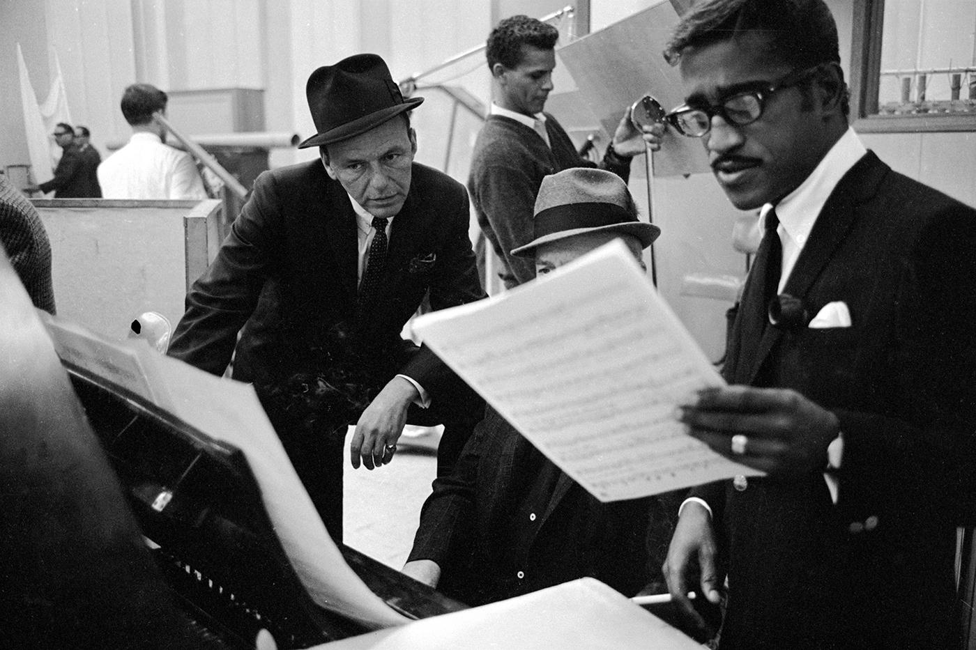                             Sinatra mit Sammy Davis Jr. bei einer Aufnahme 1963 f&#xFC;r <em>Come Blow Your Horn</em>