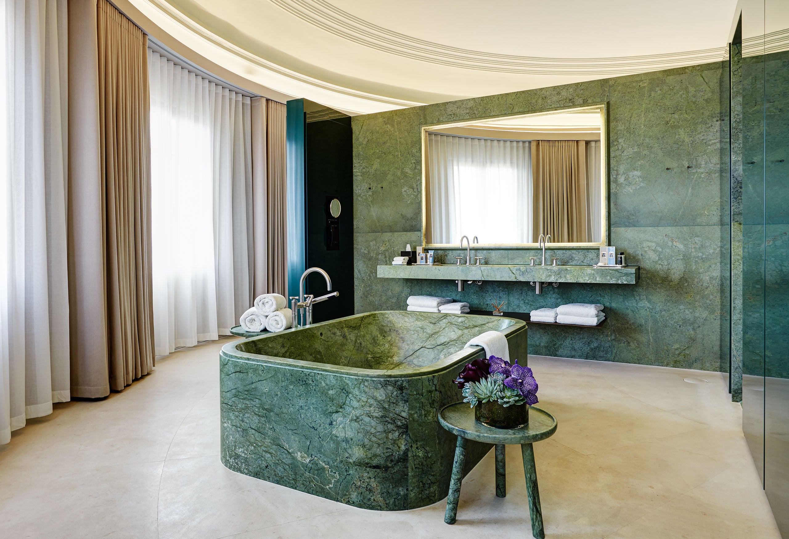 Die freistehende Badewanne in der Dome Suite