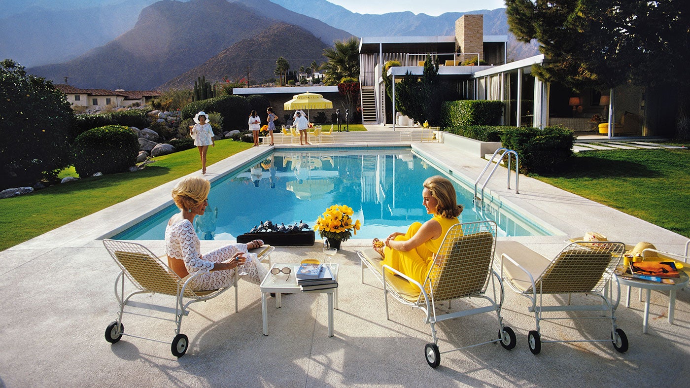  Ein lockeres Gespr&#xE4;ch in exquisitem Ambiente, von Slim Aarons k&#xFC;nstlerischem Auge elegant in Szene gesetzt