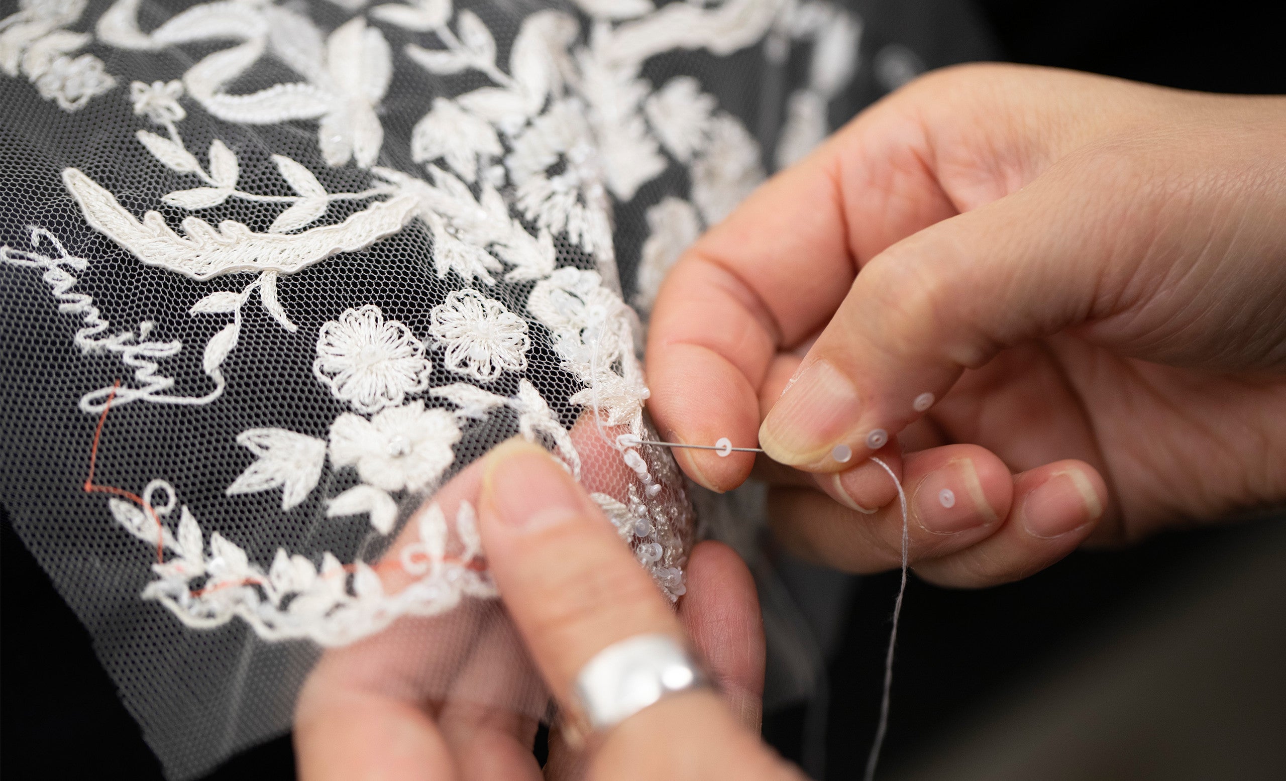 In die fließenden floralen Motive waren 32.000 perlmuttfarbene Pailletten, 5.600 Rocailles und 11.632 Swarovski-Kristalle eingearbeitet