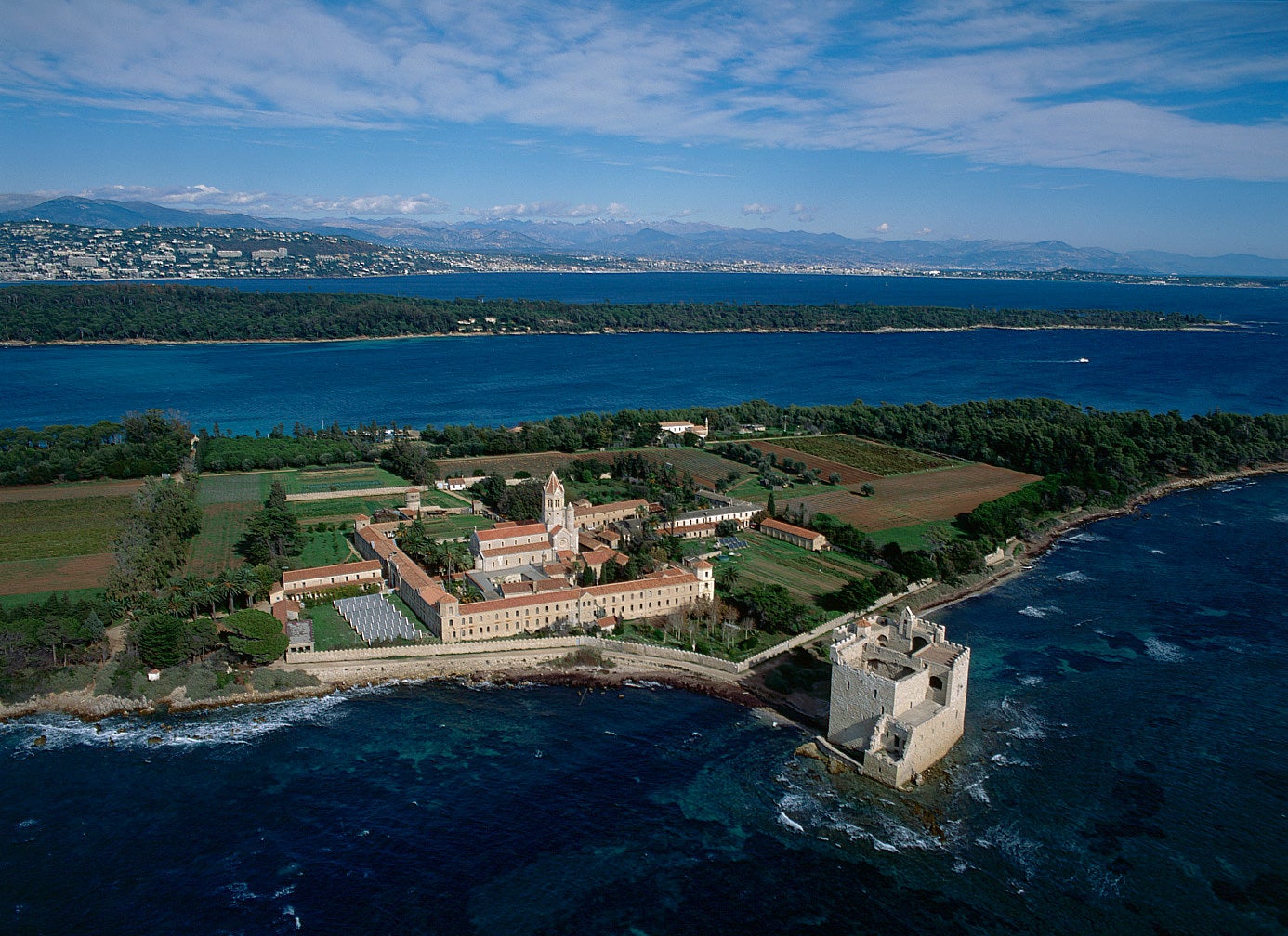                             Auf der abgeschiedenen Insel &#xCE;le Saint-Honorat befindet sich ein Kloster aus dem 5. Jahrhundert mit Wein anbauenden M&#xF6;nchen