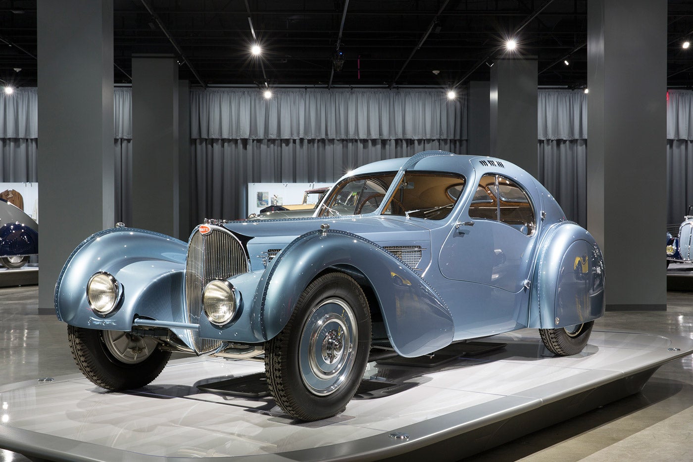 <rlmag_link articleid="time-machine">Type 57SC Atlantic Bugatti Coupe, Bauj. 1936</rlmag_link>: Im Petersen befindet sich dieses skulpturale St&#xFC;ck in der Ausstellung &#x201E;Artistry&#x201C; &#x2013; Ralph Lauren besitzt das einzige weitere existierende Modell weltweit