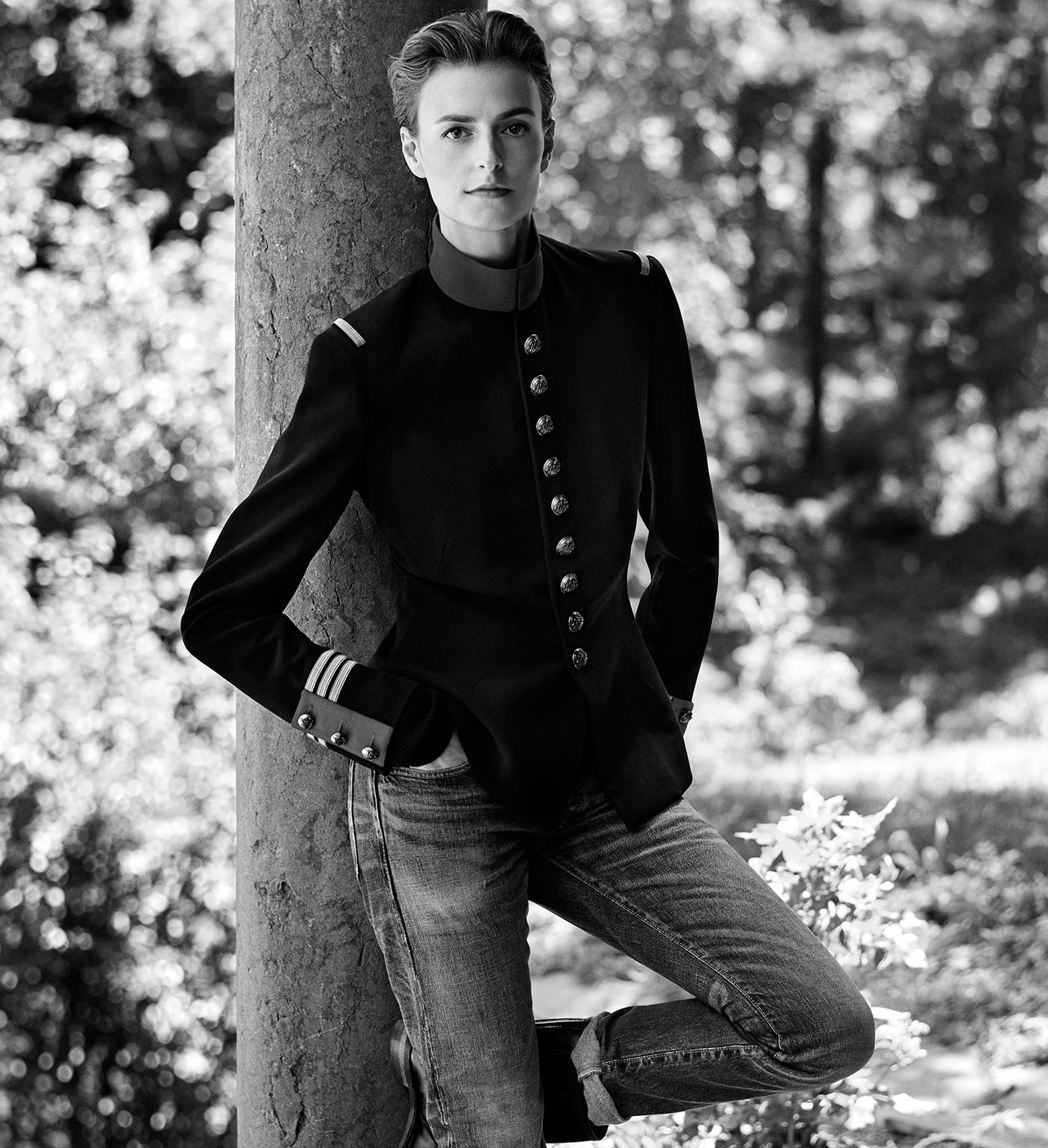 Die Offiziersjacke, getragen von Jacquetta Wheeler. Fotografiert von Steven Meisel